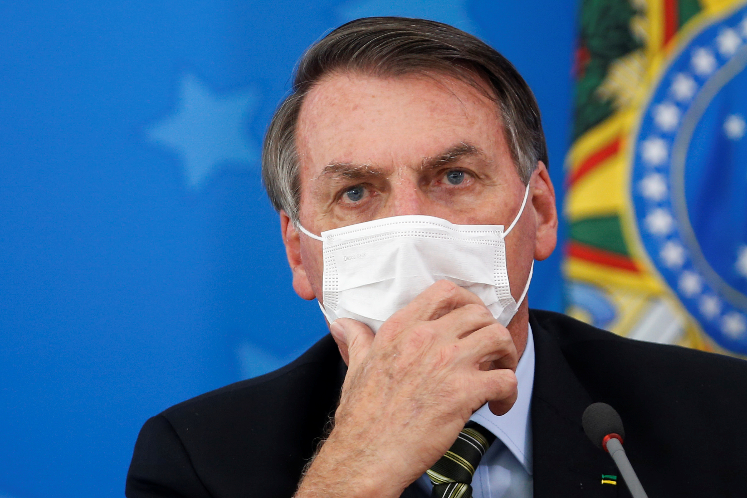 Bolsonaro desautoriza ministros, centraliza decisões sobre pandemia e esvazia comitê de crise